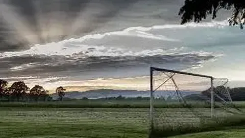 “曼联与切尔西均尝败果，英超赛事盘点”